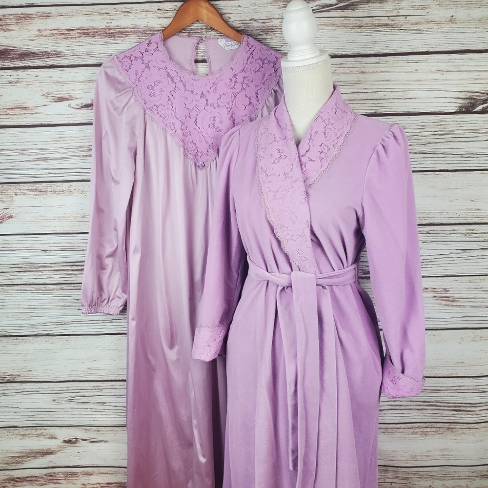 Vanity Fair Vintage Womens Medium Petite 2pc Velour Robe & Matching Nylon Gown